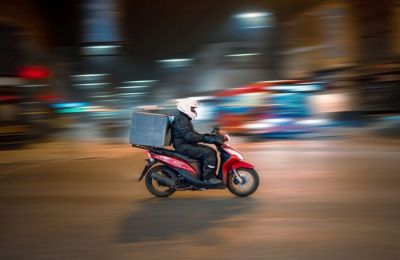 Κατά τη διάρκεια της καταδίωξης, τραυματίστηκε ελαφρά ένα μέλος της Αστυνομίας.