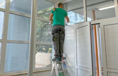 Στηρίζουν την οικογένεια του 17χρονου που ξεψύχησε σε αυλή σχολείου