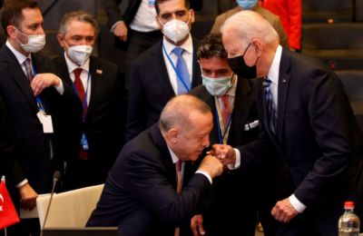 Μόλις το 22% δηλώνει ότι συμφωνεί εντελώς με τον τρόπο διακυβέρνησής του, ενώ διπλάσιοι Αμερικανοί (45%) εκφράζουν αποδοκιμασία