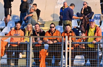 Ελ Αραμπί: Κάποιοι με ραβδιά, άλλοι με... πιστόλια