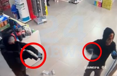 Η στιγμή που οι ληστές εισβάλλουν και πυροβολούν στο περίπτερο στο Τσέρι 