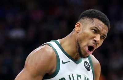 Στα playoffs του NBA οι Χιτ, με «τριαντάρη» Χέρο