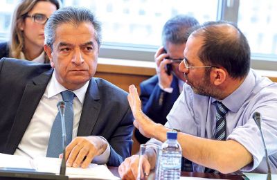 Τα απελπιστικά ποσοστά των δημοσκοπήσεων προκαλούν αναταραχή στη γαλάζια πολυκατοικία...