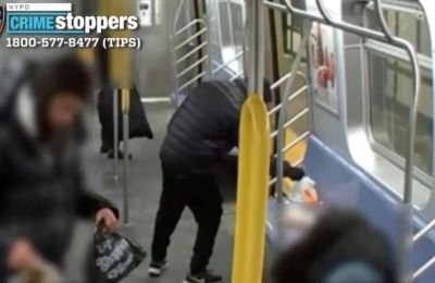 Μόλις το 22% δηλώνει ότι συμφωνεί εντελώς με τον τρόπο διακυβέρνησής του, ενώ διπλάσιοι Αμερικανοί (45%) εκφράζουν αποδοκιμασία
