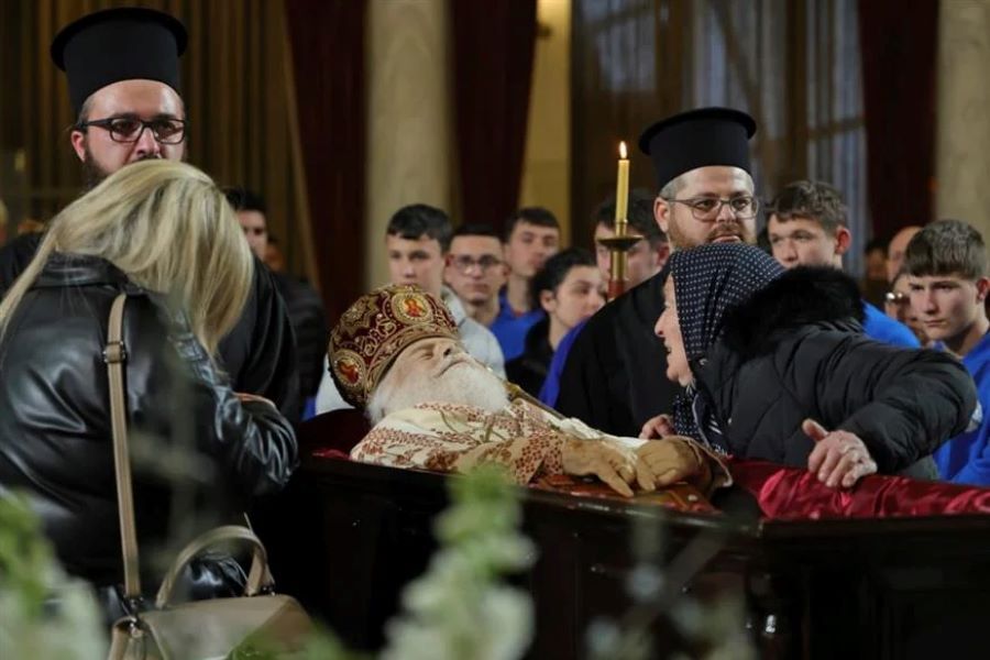 Θρήνος στην κηδεία του Αρχιεπισκόπου Αλβανίας