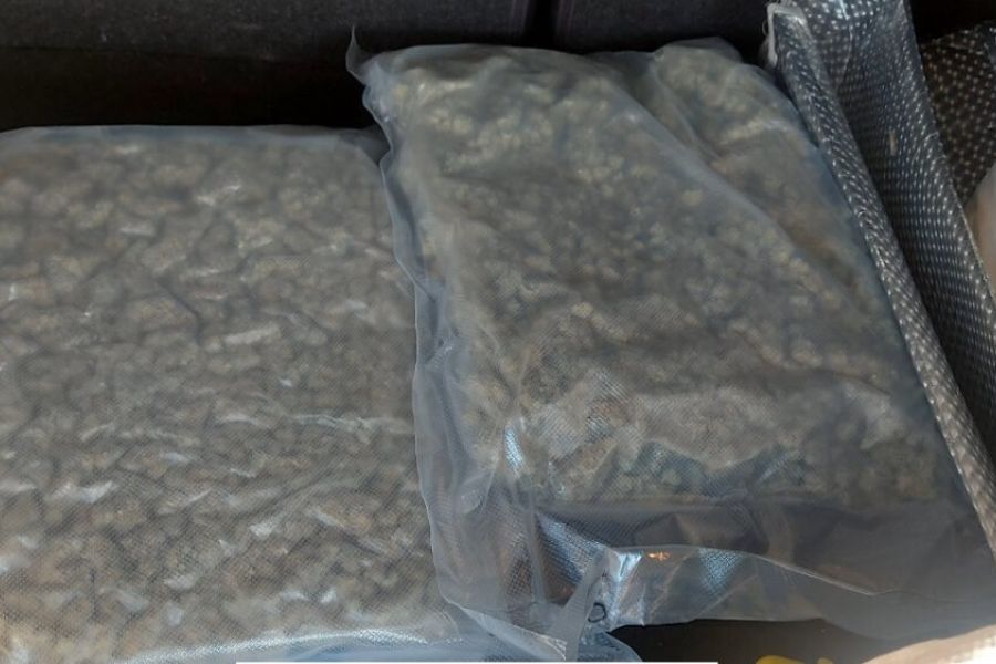 Τον τσάκωσαν να κυκλοφορεί με 2 κιλά κάνναβης