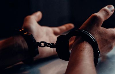 Οι τρεις συλληφθέντες τέθηκαν υπό κράτηση για διευκόλυνση των ανακρίσεων