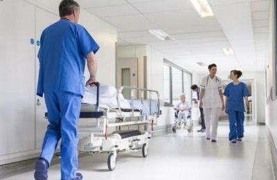 Οι επιστήμονες ανακάλυψαν ότι οι άνθρωποι γερνούν αισθητά σε 2 φάσεις