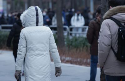 Μόλις το 22% δηλώνει ότι συμφωνεί εντελώς με τον τρόπο διακυβέρνησής του, ενώ διπλάσιοι Αμερικανοί (45%) εκφράζουν αποδοκιμασία