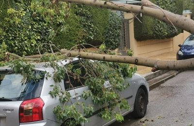 Στηρίζουν την οικογένεια του 17χρονου που ξεψύχησε σε αυλή σχολείου