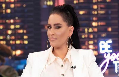 Καλεσμένη στην εκπομπή The 2Night Show βρέθηκε η Ειρήνη Μερκούρη και μίλησε για την αποχή της από το τραγούδι, τον σύζυγό της αλλά και την άποψή της για τις αμβλώσεις...