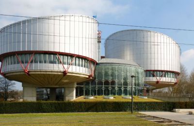 Στηρίζουν την οικογένεια του 17χρονου που ξεψύχησε σε αυλή σχολείου