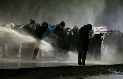Μόλις το 22% δηλώνει ότι συμφωνεί εντελώς με τον τρόπο διακυβέρνησής του, ενώ διπλάσιοι Αμερικανοί (45%) εκφράζουν αποδοκιμασία