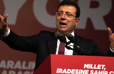 Μόλις το 22% δηλώνει ότι συμφωνεί εντελώς με τον τρόπο διακυβέρνησής του, ενώ διπλάσιοι Αμερικανοί (45%) εκφράζουν αποδοκιμασία