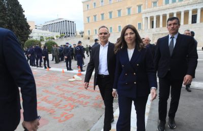 Μόλις το 22% δηλώνει ότι συμφωνεί εντελώς με τον τρόπο διακυβέρνησής του, ενώ διπλάσιοι Αμερικανοί (45%) εκφράζουν αποδοκιμασία