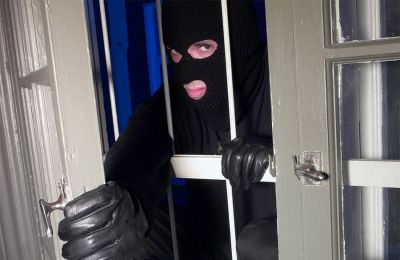 Χειροπέδες σε 18χρονο κάτοικο Λάρνακας για τη ληστεία πεεριπτέρου τα ξημερώματα
