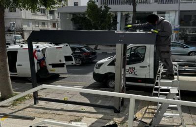 Μια ανεπιτυχής προσπάθεια αλλαγής της πλευράς του πυλώνα για να φαίνεται καλύτερα το λεωφορείο
