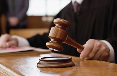 Στηρίζουν την οικογένεια του 17χρονου που ξεψύχησε σε αυλή σχολείου
