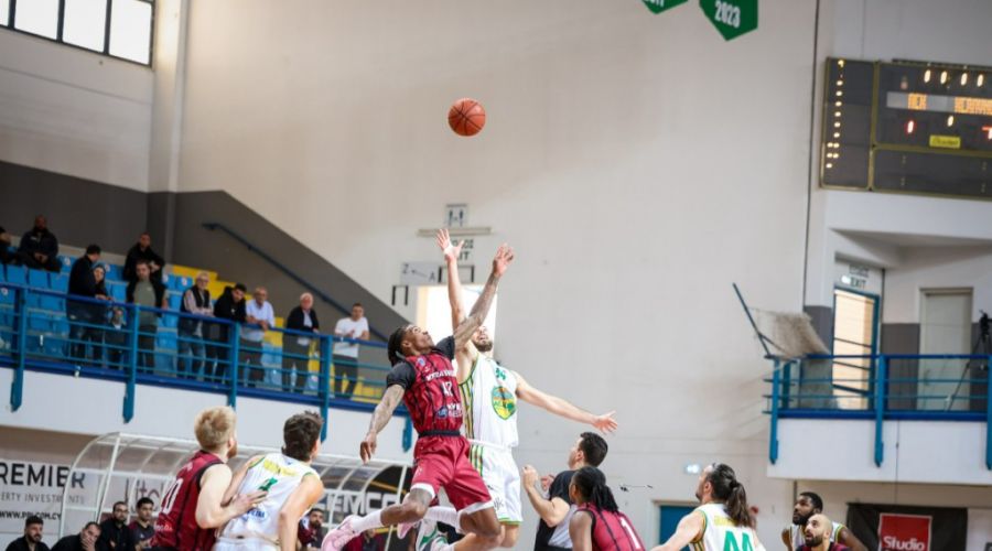 Με τέσσερα εκτός έδρας ροζ φύλλα της πρώτης τετράδας το φινάλε