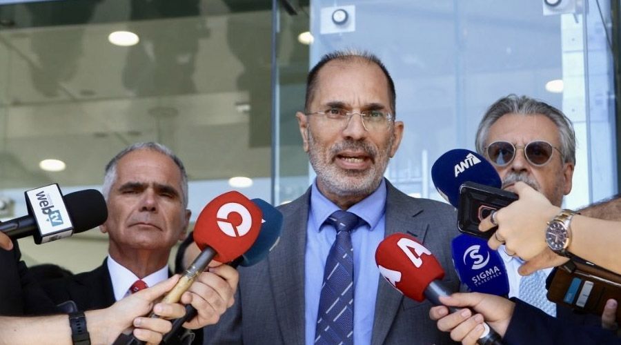 Ο επιχειρηματίας κάνει αναφορά στη σταδιοδρομία και ανέλιξη του πρώην γενικού ελεγκτή, την οποία παρουσιάζει ως fast track, θέτοντας ερωτήματα για διορισμούς και προαγωγές του