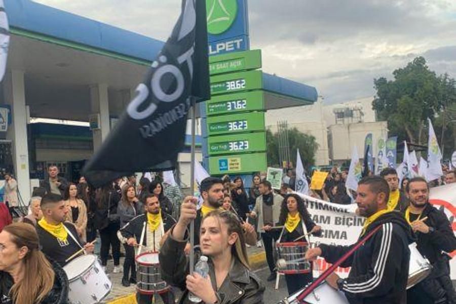 Κατεχόμενα: Πορεία διαμαρτυρίας για μαντίλα με μηνύματα προς Ερντογάν