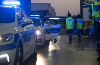 Σύμφωνα με τις πρώτες πληροφορίες, ο άντρας εντοπίστηκε αιμόφυρτος στο έδαφος