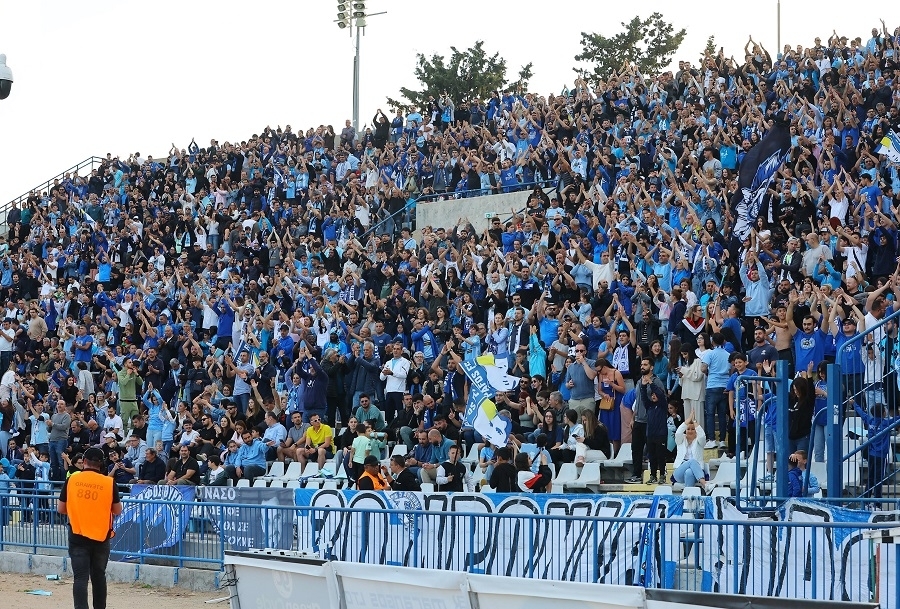 Γιορτινό από πολύ νωρίς ήταν το κλίμα στις κερκίδες