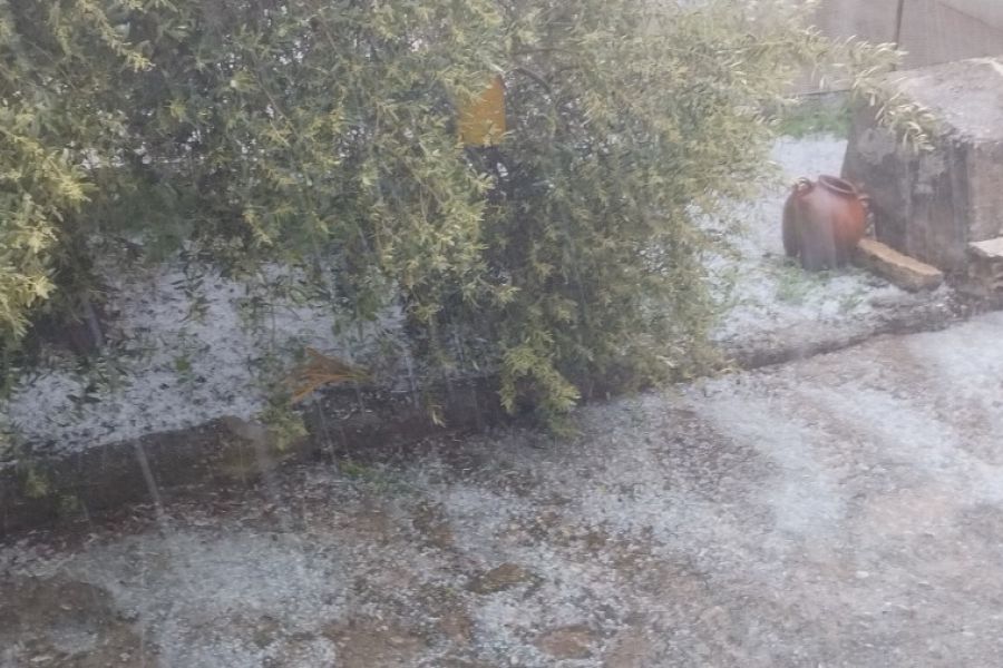 Βροχές και χαλάζι σε αρκετές περιοχές (ΒΙΝΤΕΟ)