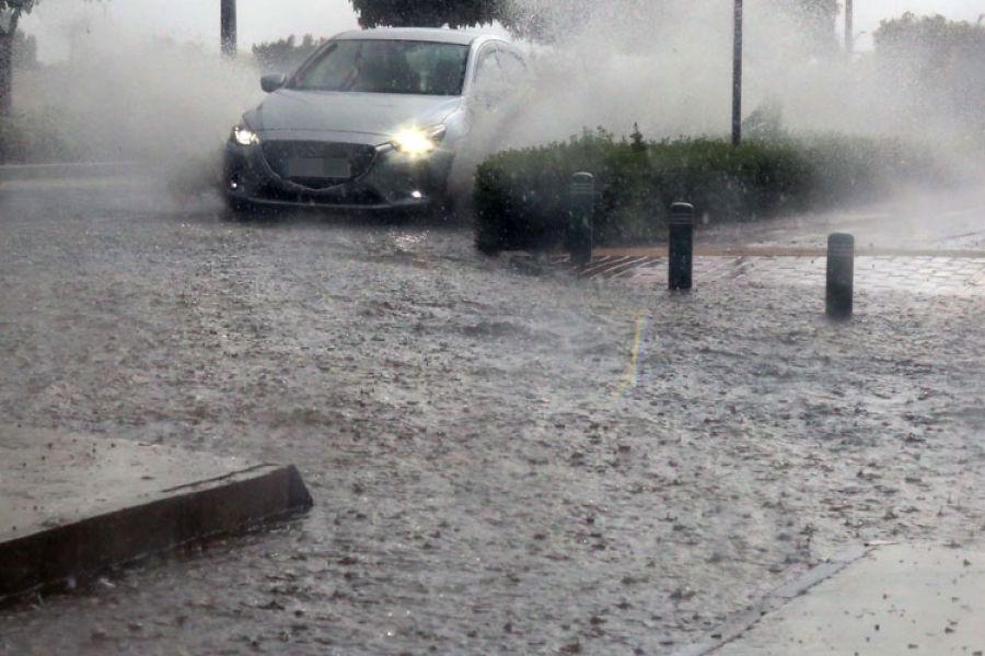Λεωφόρος μετατράπηκε σε ορμητικό χείμαρρο μετά από έντονες βροχές