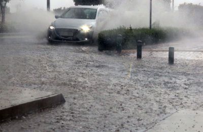 Λεωφόρος μετατράπηκε σε ορμητικό χείμαρρο μετά από έντονες βροχές