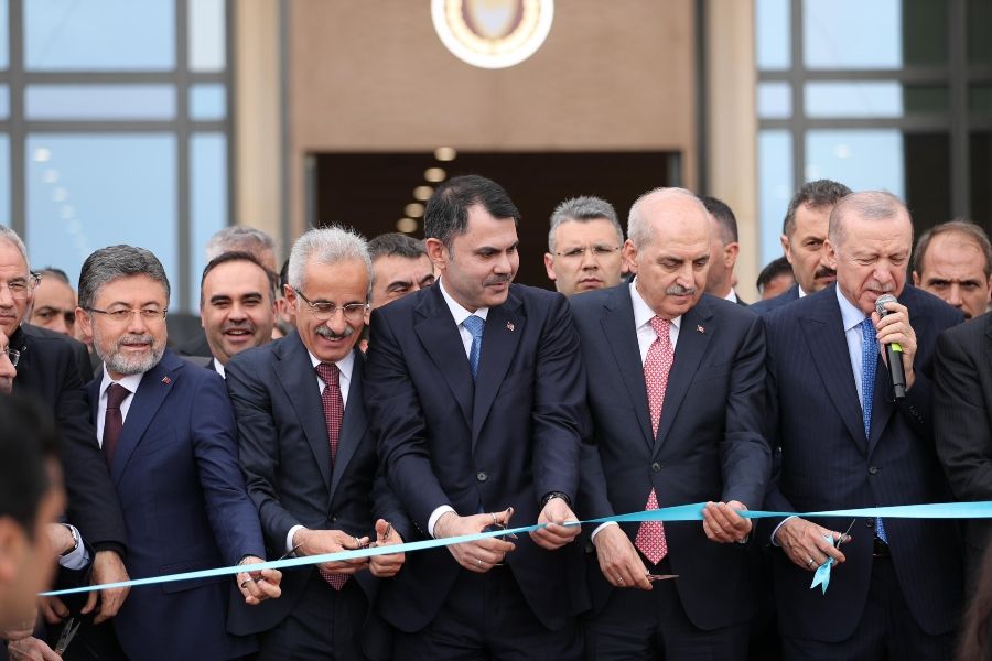 Κράζουν αλύπητα τον Τατάρ – Έψαχνε την κορδέλα ο Ερντογάν (ΒΙΝΤΕΟ)