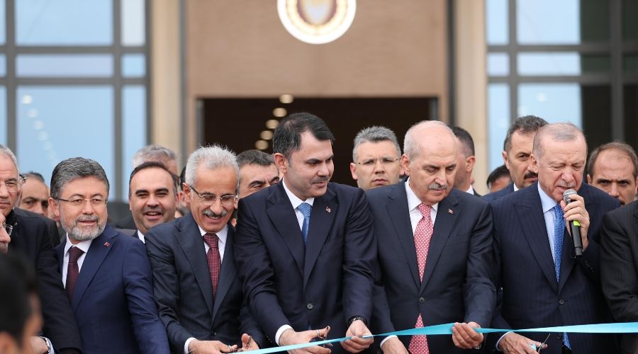 Ο Ερντογάν ετοιμαζόταν να κόψει την κορδέλα των εγκαινίων του δήθεν «προεδρικού συγκροτήματος» αλλά έμεινε με άδεια χέρια