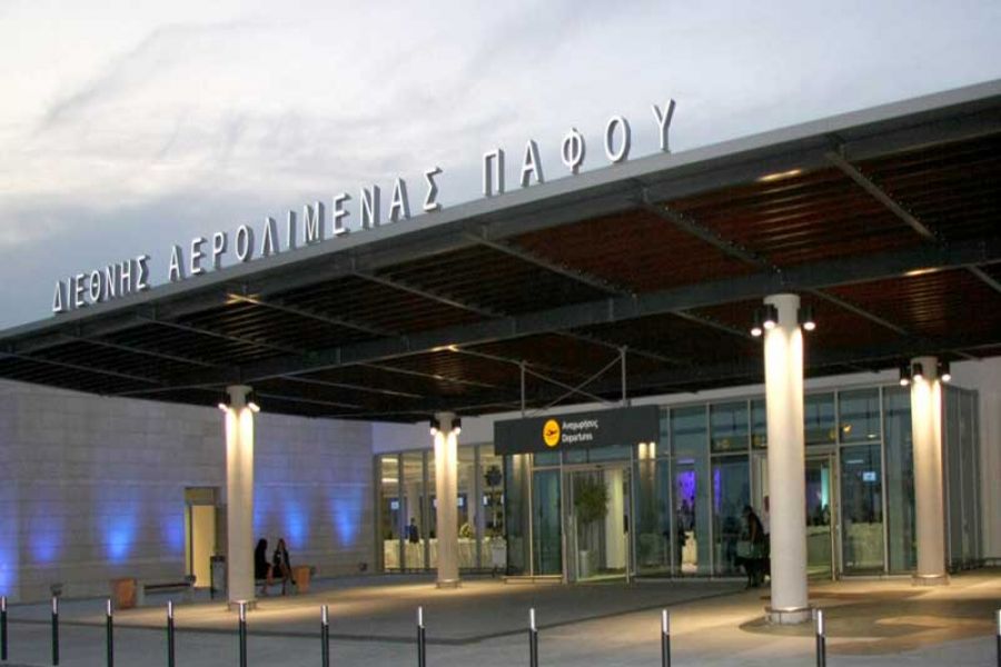 Έφτασε από Θεσσαλονίκη φορτωμένη απομιμήσεις στο αεροδρόμιο Πάφου