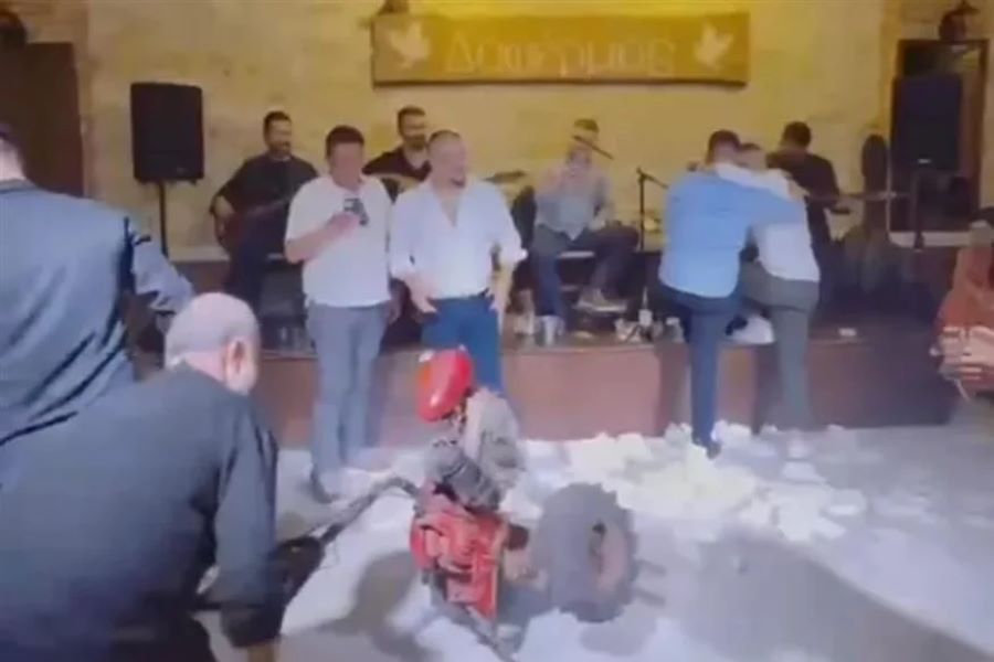 Viral αρραβώνας: Ανέβασαν μέχρι και σκαπτική μηχανή στην πίστα -ΒΙΝΤΕΟ