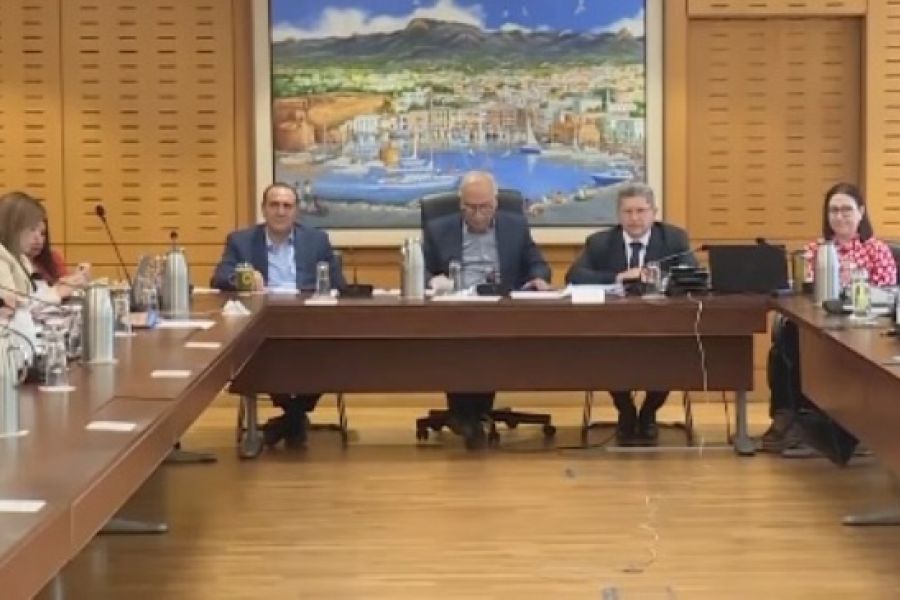 Με κυπριακές τραουθκιές συνεδρίασαν στη Βουλή (ΒΙΝΤΕΟ)