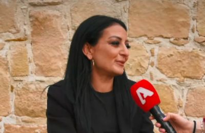Η Κλεοπάτρα, χαμογελαστή και ευτυχισμένη, παρά τις αμέτρητες προκλήσεις και την αναπόφευκτη κούραση, δηλώνει πως αντλεί δύναμη από τα παιδιά της