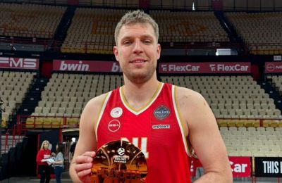 Παρέλαβε το βραβείο του MVP ο Βεζένκοφ