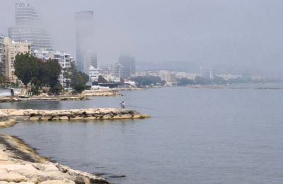 Η θερμοκρασία στα δυτικά παράλια θα ανέλθει στους 28 βαθμούς, με διαστήματα νεφώσεων και σκόνης – Εικόνα από το παραλιακό μέτωπο της Λεμεσού (Πηγή: Καιρόφιλοι Κύπρου, 8/5)
