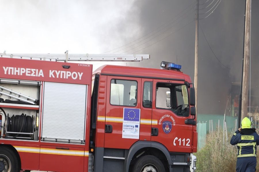 Οι πυροσβέστες προστάτευσαν κτηνοτροφική μονάδα από πυρκαγιά