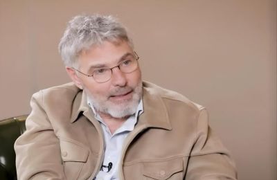 Για την περιπέτεια υγείας που πέρασε και το εγκεφαλικό επεισόδιο που είχε να διαχειριστεί επί σκηνής μίλησε ο Θοδωρής Αθερίδης μέσα από την εκπομπή «Τετ α Τετ».