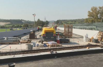 Βουλευτές είπαν «όχι» στο σενάριο επανασχεδιασμού από το Τμήμα Δημοσίων Έργων με σκοπό να σκάψουν για δρόμο κάτω από τη γέφυρα
