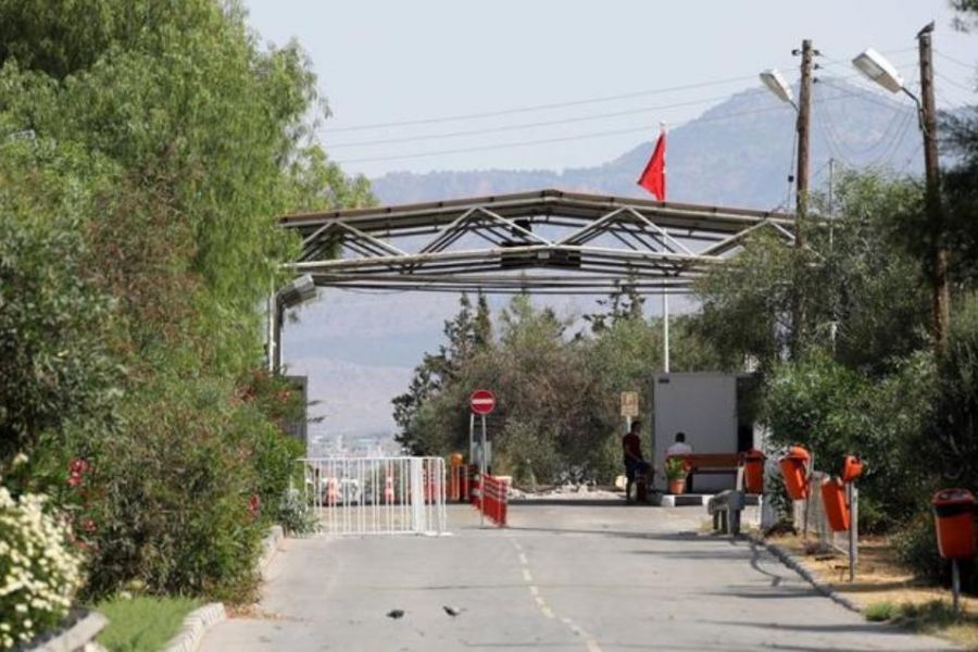 Προσπάθησε να περάσει σολομό και χαβιάρι από τα κατεχόμενα