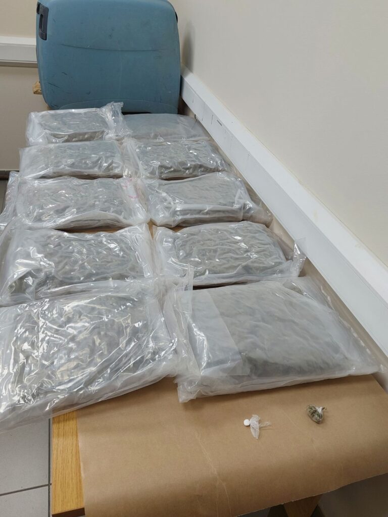 Συγκρούστηκε με περιπολικά, είχε σε βαλίτσα 10kg κάνναβης