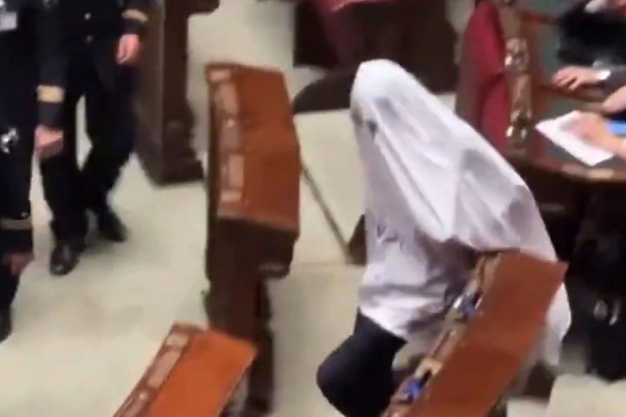 Βουλευτής στην Ιταλία ντύθηκε… φάντασμα!