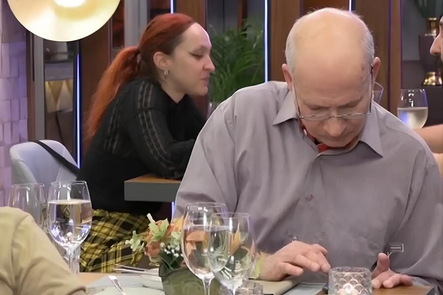 First Dates: Βγήκε ραντεβού και έβλεπε τον Ολυμπιακό στο κινητό