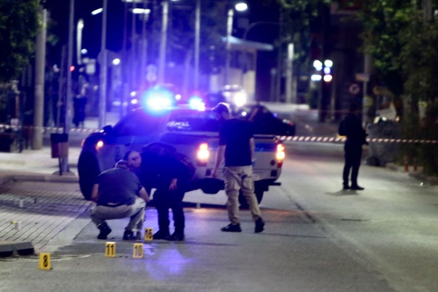 Μαφιόζικο καρτέρι σε 42χρονο, γάζωσαν με καλάσνικοφ το όχημά του