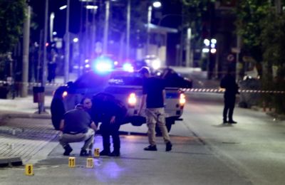 Μαφιόζικο καρτέρι σε 42χρονο, γάζωσαν με καλάσνικοφ το όχημά του