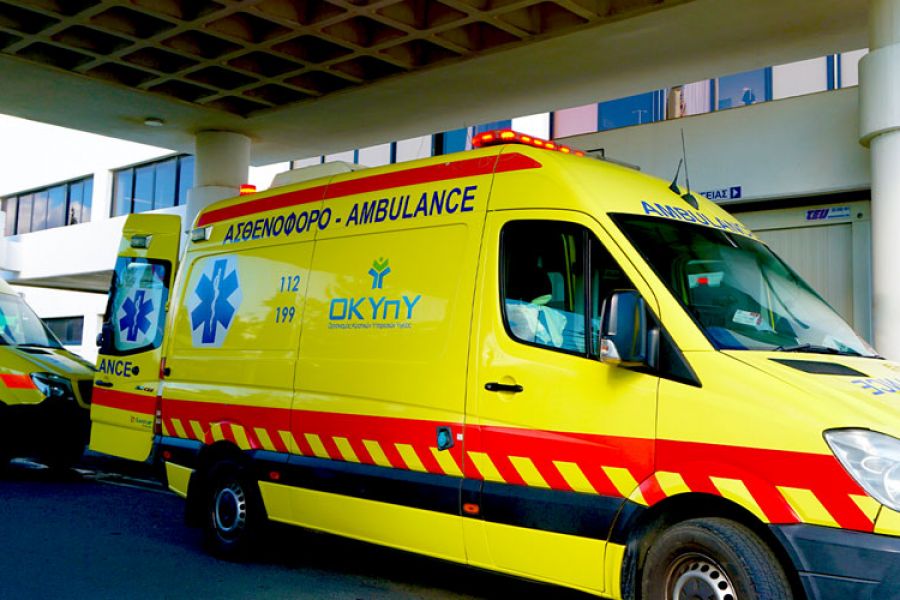 Όχημα προσέκρουσε σε δέντρο και τυλίχθηκε στις φλόγες
