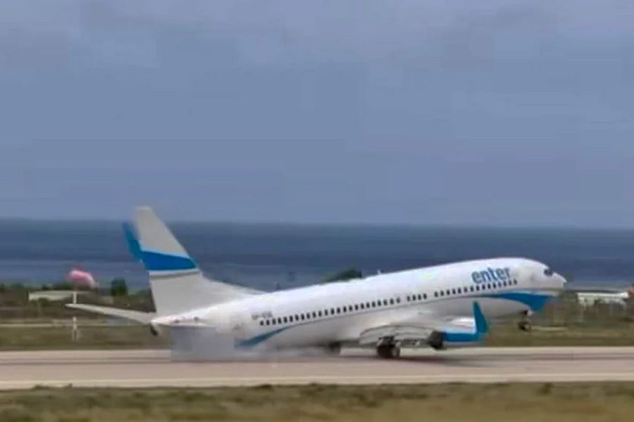 Αεροπλάνα δίνουν μάχη να προσγειωθούν σε αεροδρόμιο λόγω ανέμων