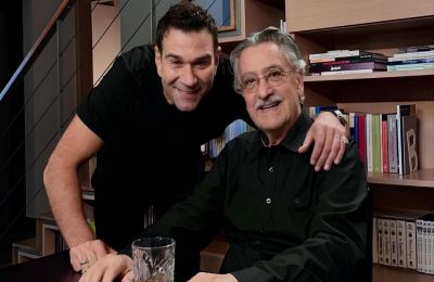 Ο Τάσος Ιορδανίδης αποχαιρέτησε με συγκίνηση τον Νίκο Γαλανό, τον τηλεοπτικό του πατέρα στη «Γη της Ελιάς»